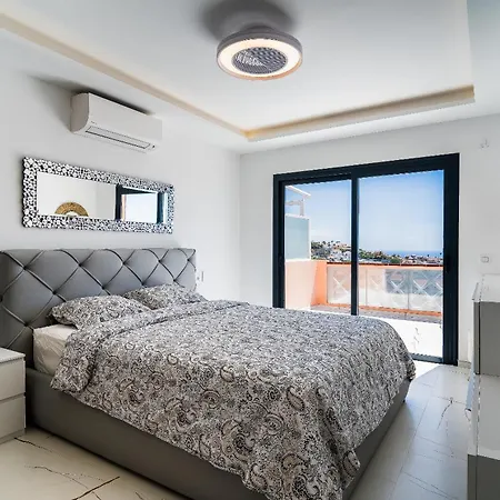 Апартаменти Terrace Paradise Court & Sea View *
